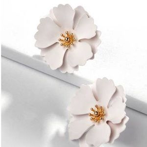 3D White Flower Stud Earrings with Gold Center NWT
